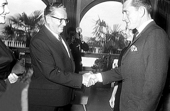 Fotografija: Maršal Tito in hollywoodski zvezdnik Kirk Douglas sta na Brdu več ur debatirala o filmih.

