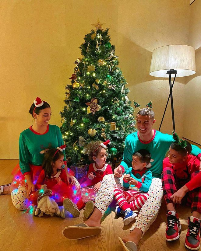 Družina Cristiana Ronalda je v božičnem slogu pozirala lani. FOTO: Profimedia
