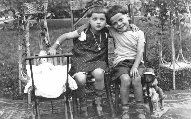 Na ogled so tudi fotografije, ki prikazujejo Domžalčane z igračami, med drugim Toneta Ravnikarja s sestro Pavelco leta 1925.

Foto: arhiv Slamnikarskega muzeja
