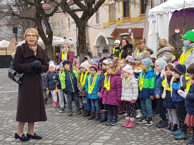 Malčke je pozdravila direktorica občinske uprave Mestne občine Novo mesto dr. Vida Čadonič Špelič.
