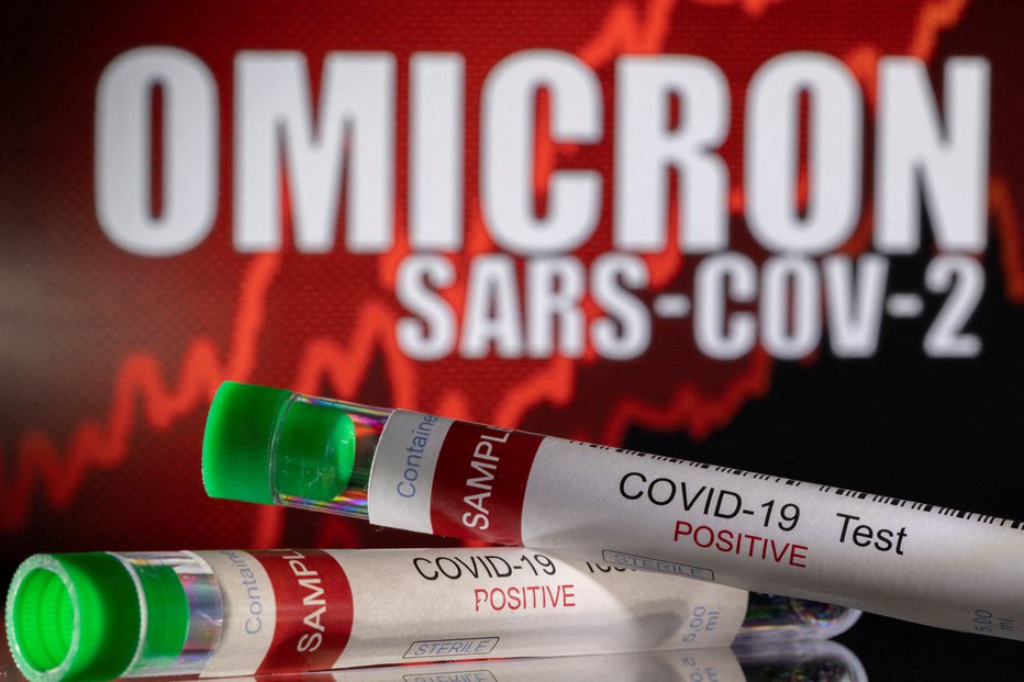 Fotografija: Različica omikron je nastajala neodvisno od preostalih različic koronavirusa, prisotna je bila že marca, če ne že prej. FOTO: Dado Ruvic/Reuters
