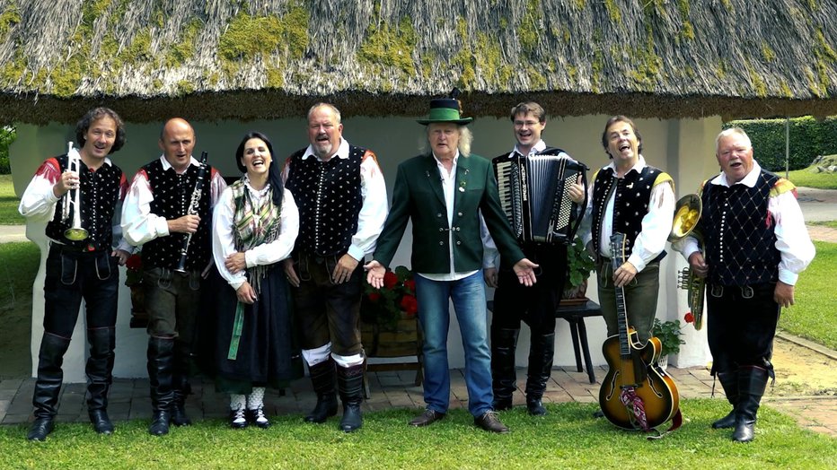 Fotografija: Alpski kvintet z Jessom Robinom, predsednikom avstrijskega združenja komponistov in tekstopiscev narodno-zabavne glasbe
