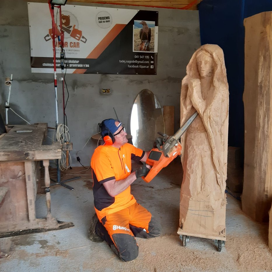 Fotografija: Kipar Tadej Nagode med izdelavo lesenega kipa device Marije FOTOGRAFIJE: OSEBNI ARHIV
