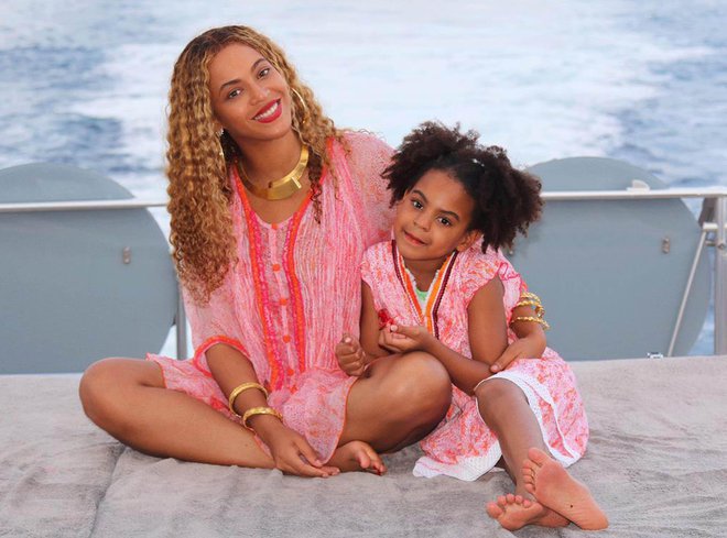 Beyonce z družino uživa na jahti z jakuzzijem.
