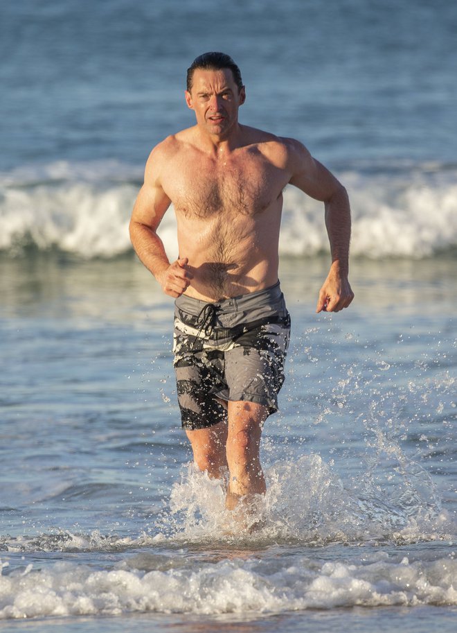 Hugh Jackman plava v ledeno mrzlem avstralskem morju.

