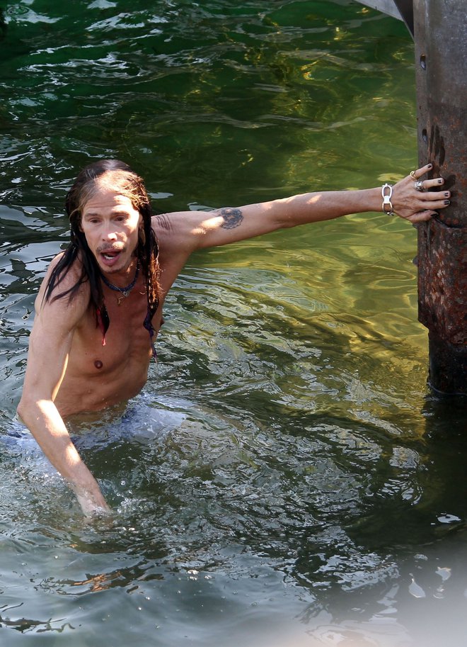 Steven Tyler čofota v jezeru Como.
