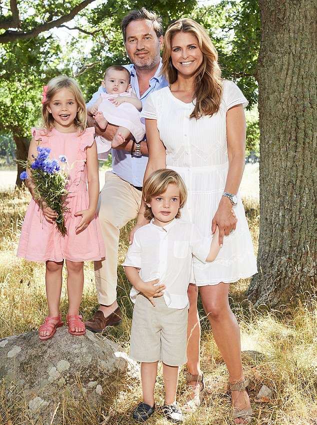 Fotografija: Princesa Madeleine z družino. Foto: twitter
