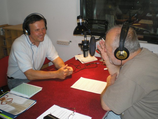 Jože Galič v radijskem studiu med pogovorom z glasbenikom Branetom Klavžarjem (levo) FOTOGRAFIJE: osebni arhiv
