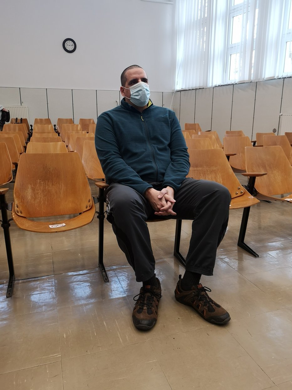 Fotografija: V priporu je od februarja lani, ko je na vrtu domače hiše s sekiro ubil Vinka Pekliča.
