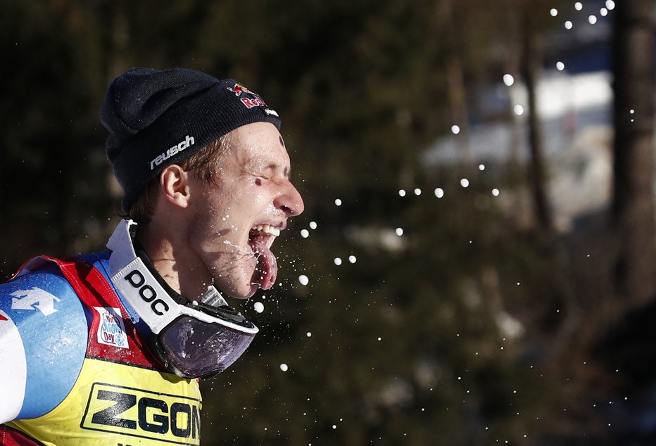 Fotografija: Marco Odermatt je glasno proslavil svojo prvo zmago v Alti Badii, kjer ga je v nedeljo kot edini prehitel Henrik Kristoffersen. FOTO: Alessandro Garofalo/Reuters
