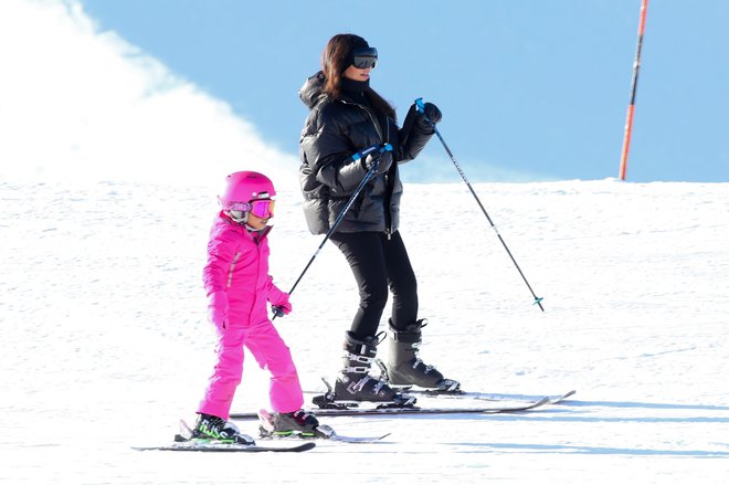 Za Kim Kardashian je smučanje v Aspnu obvezen del zimskega urnika, v letovišče pa se pogosto poda v družbi članov Kardashianovega klana. Takole sta se s hčerko North West veselili snega na pobočju hribov v Koloradu leta 2019.

