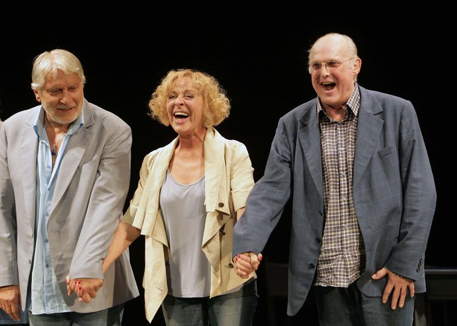Milena z Borisom Cavazzo in Radkom Poličem po predstavi Boris, Milena in Radko, ki jo je režiral njen Dušan Jovanović.
