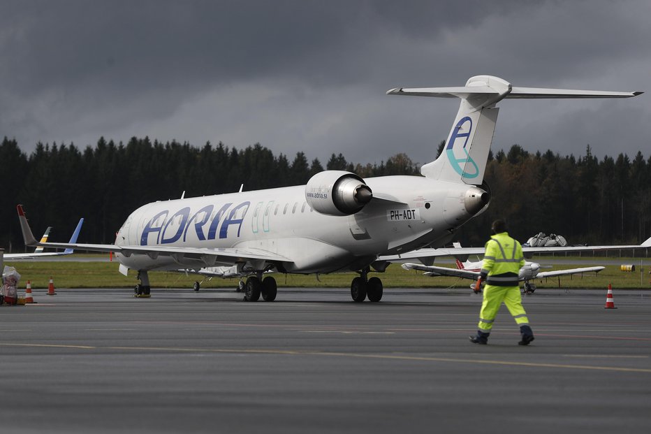 Fotografija: Adria Airways je neslavno končala svoje letenje. FOTO: Leon Vidic, Delo
