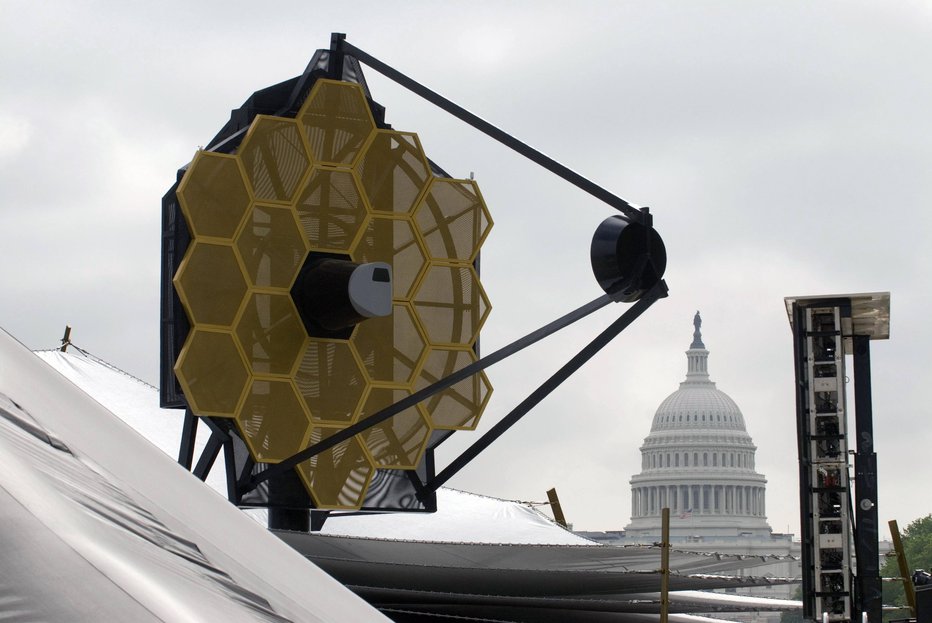 Fotografija: Model Webbovega teleskopa je bil nekaj časa razstavljen v Washingtonu. FOTO: Nick Crettier/Reuters
