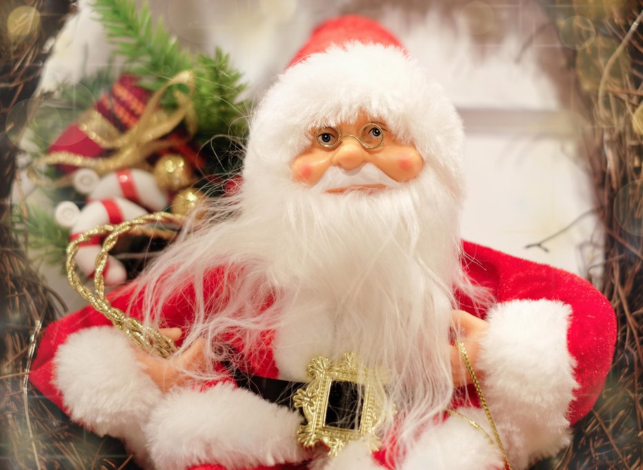 Fotografija: Času primerno jih je premamila tudi skulptura Božička. FOTO: Getty Images
