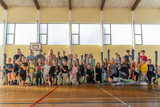 Učenci Osnovne šole Šmarjeta iz Šmarjeških Toplic so bili nad novimi smučmi navdušeni.
