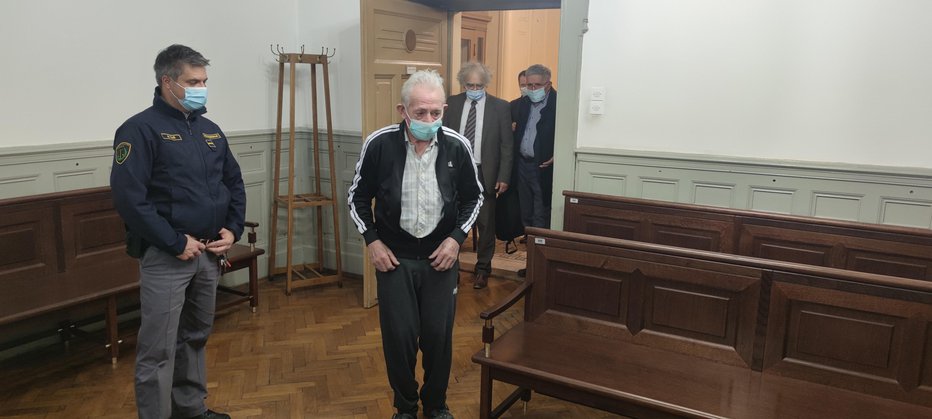 Fotografija: Obtoženi 77-letnik javnosti s sojenja ne bi izključil. FOTO: Aleš Andlovič
