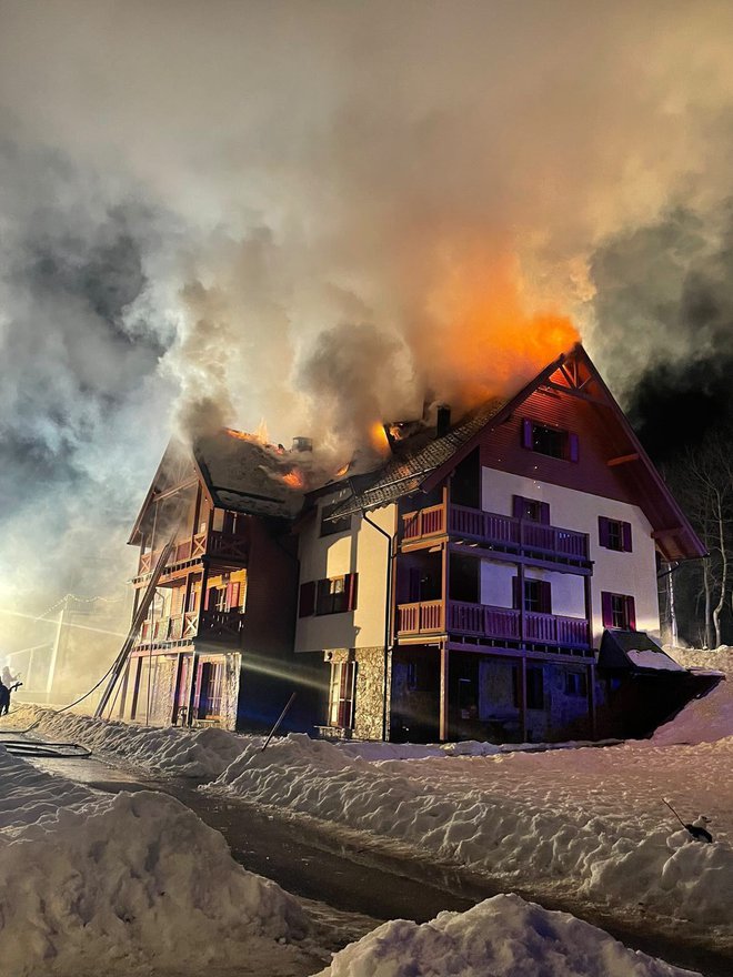 Požar je zajel strešni del okoli 250 kvadratnih metrov velikega objekta. FOTO: Bralka B

