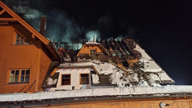 V požaru je bil v celoti uničen mansardni del objekta, delno pa so poškodovane tudi spodnje etaže. FOTO: Aleš Andlovič

