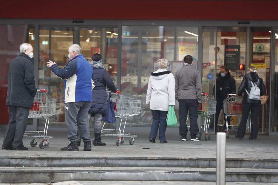 Fotografija: Med verjetnimi ukrepi je omejitev kupcev v trgovinah. FOTO: Leon Vidic, Delo
