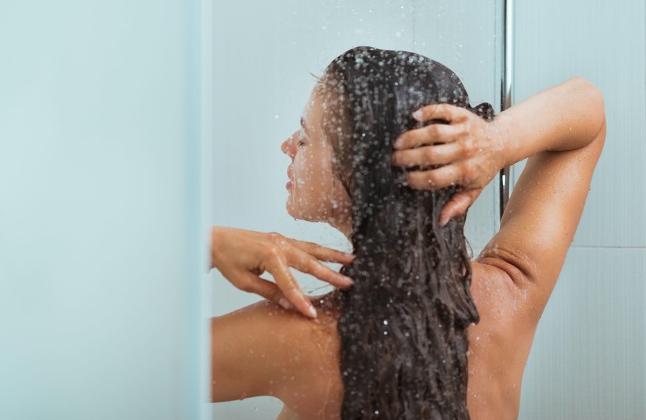 Fotografija: Uriniranje pod prho ni priporočljivo. FOTO: Centralitalliance, Getty Images
