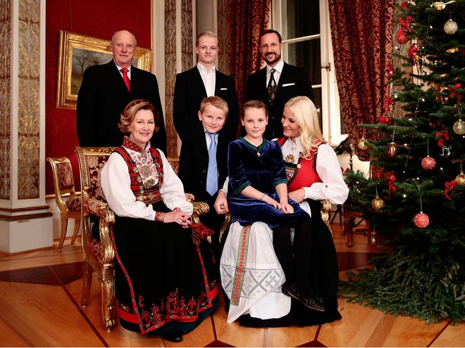 Norveška kraljeva družina se za božič tradicionalno odpravi na družinsko posestvo na deželi, v okolici Osla. Tam uživajo v zimskih športih, tudi smučanju na bližnjih hribih. Vsako leto pošljejo božično čestitko v Veliko Britanijo, v njej pa se zahvalijo za britansko zavezništvo v drugi svetovni vojni. Britancem ob tej priložnosti podarijo tudi 50-metrsko smreko, ki za praznike krasi londonski Trafalgar Square.
