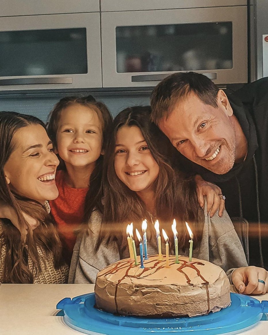 Fotografija: Potem pa je družina s čokoladno torto obeležila Alininih 12 let.
