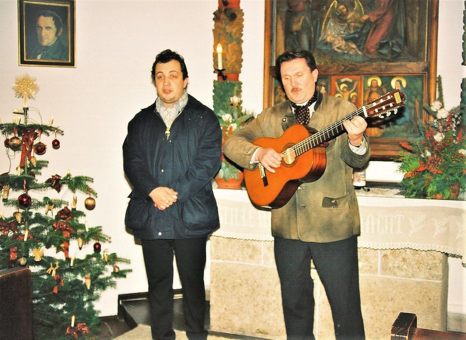 Fotografija: V spominski kapelici obiskovalcem predstavijo pesem, kakršna je bila tudi krstna izvedba – ob kitarski spremljavi. Foto: Darko Naraglav
