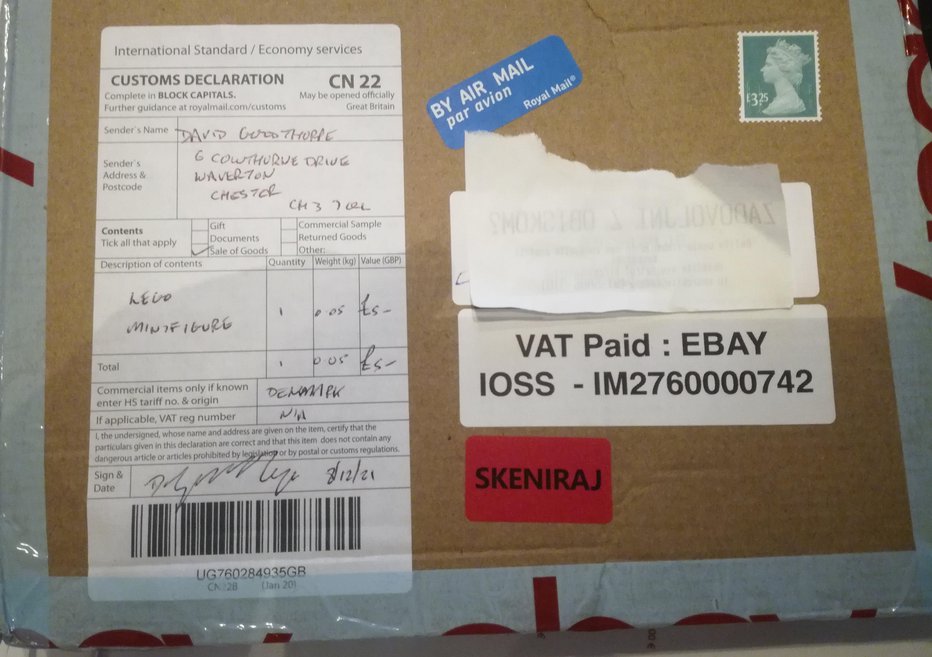 Fotografija: Carinski postopek je mini pošiljko – s poštnino je bila vredna cirka 15 evrov – podražil še za 5,80 evra.
Foto: Dušan Malovrh
