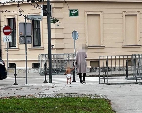 Fotografija: Znana Slovenka na sprehodu z otrokom sredi oktobra. FOTO: bralec Miha
