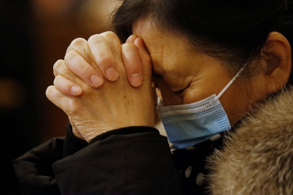 Fotografija: Bo epidemije sploh kdaj konec? FOTO: Florence Lo, Reuters
