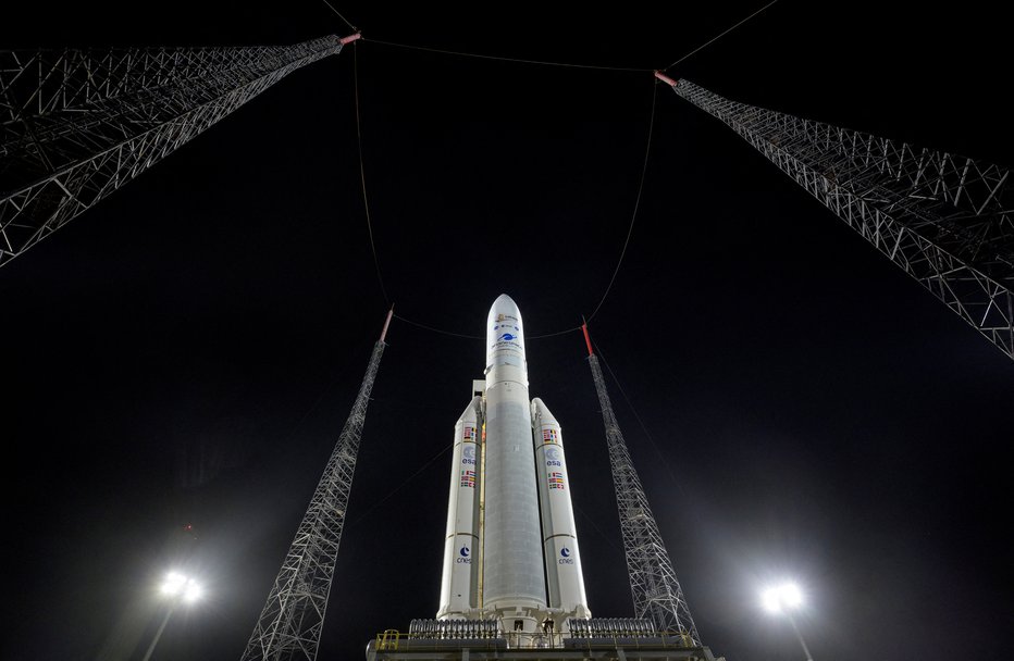 Fotografija: Teleskop bo v vesolje ponesla raketa Ariane 5. FOTO: Bill Ingalls, Reuters
