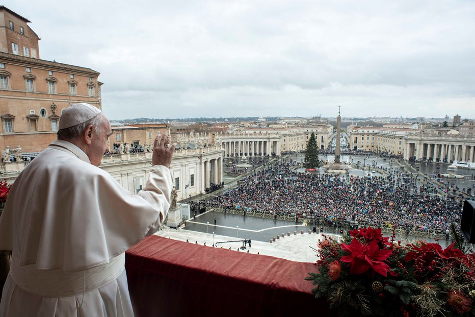 Fotografija: Papež Frančišek je v Vatikanu na božični dan podelil tradicionalni blagoslov mestu in svetu. FOTO:  Reuters
