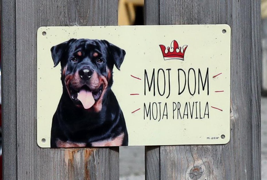 Fotografija: Ta tabla na vratih po mnenju dekličinih staršev ni bila opozorilo, da je na dvorišču nevaren pes. Foto: Igor Mali
