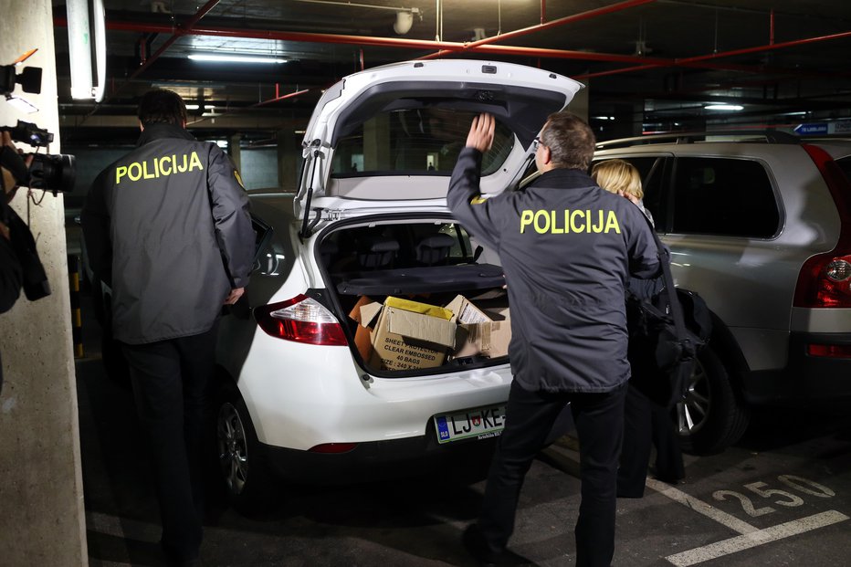Fotografija: Primer preiskujejo policisti (simbolična fotografija). FOTO: Uroš Hočevar, Delo
