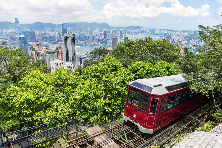 Fotografija: Zaradi obsežne nadgradnje se niti prihodnje leto ne bo mogoče na najvišjo točko Hongkonga povzpeti s tirno vzpenjačo. FOTO: Danielvfung/ Getty Images

