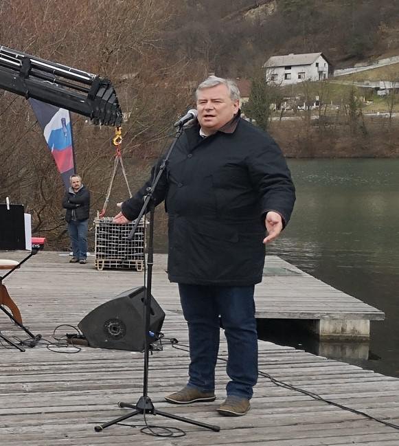 Zdravku Mastnaku, direktorju Vinske kleti Mastnak, se je porodila ideja, da bi njegova penina lahko zorela v najdaljši slovanski reki Savi.
