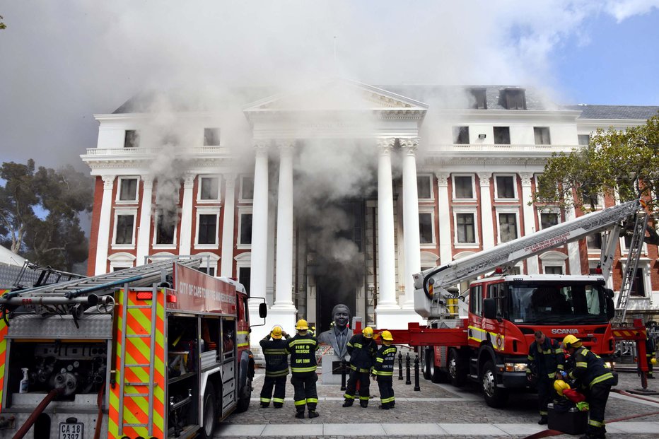 Fotografija: Gasilci se še vedno borijo s požarom v parlamentu. FOTO: Elmond Jiyane, gcis, Via Reuters
