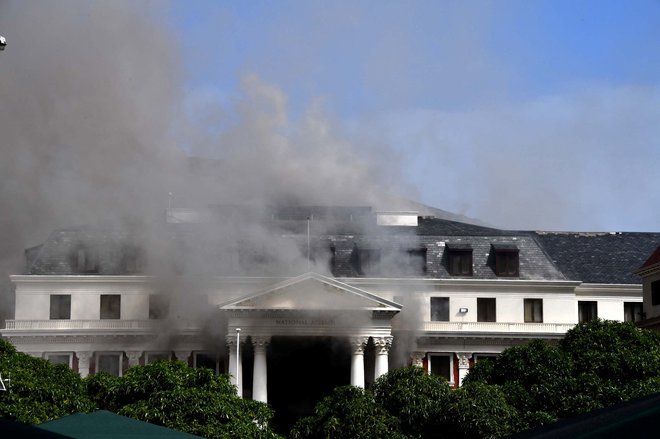 Požar je popolnoma uničil sejno dvorano. FOTO: Elmond Jiyane, gcis, Via Reuters
