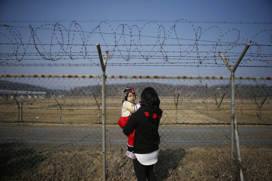 Fotografija: Strogo varovana korejska meja. FOTO: Kim Hong Ji, Reuters
