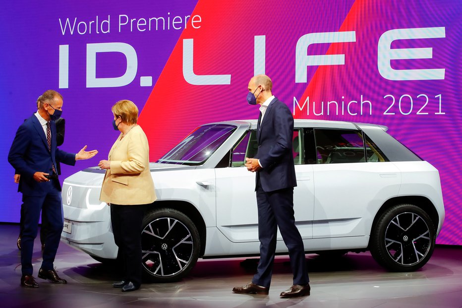 Fotografija: Šef VW Herbert Diess je na razstavi v Münchnu nemški kanclerki Angeli Merkel pokazal koncept malega elektroavtomobila. FOTO: Wolfgang Rattay/Reuters
