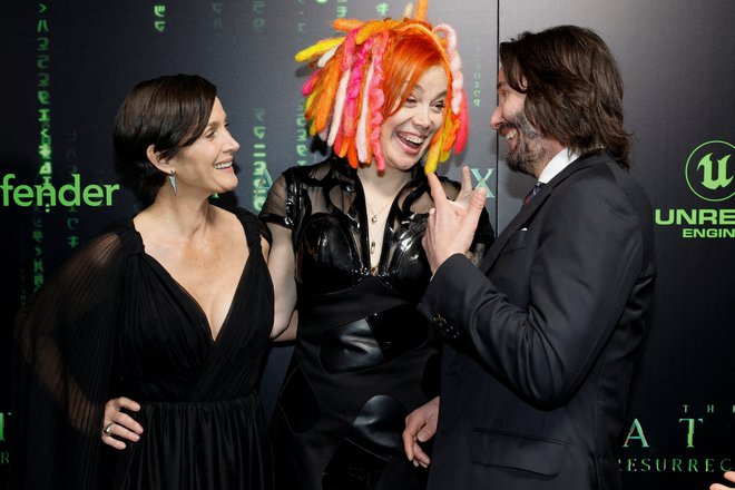 Carrie-Anne Moss, režiserka Lana Wachowski in Keanu Reeves so se na premieri nove Matrice še tako prešerno smejali. FOTO: Fred Greaves/Reuters
