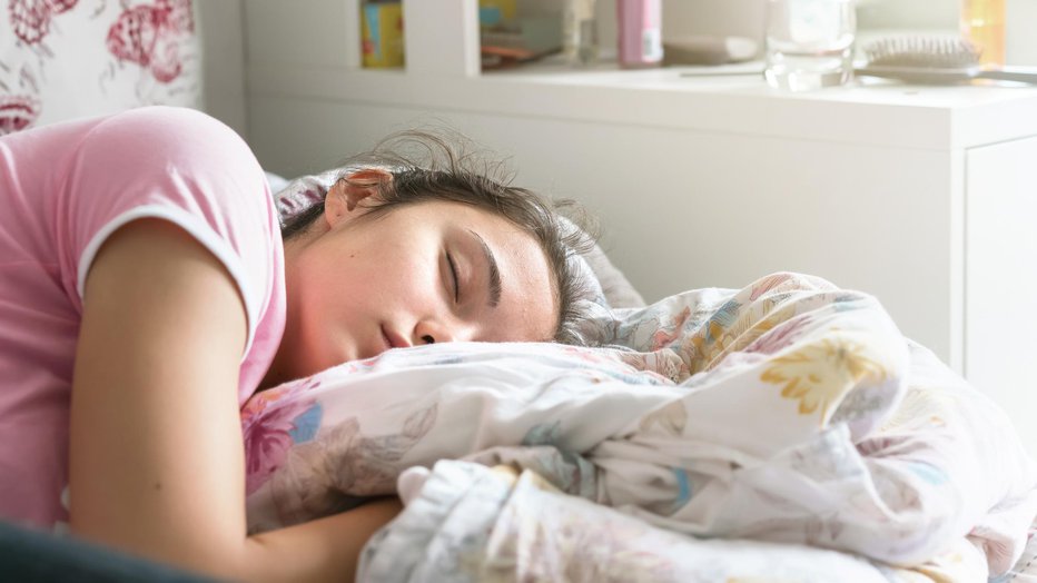 Fotografija: Pomanjkanje spanja ima lahko posledice na telesnem in kognitivnem razvoju otroka. FOTO: Yaraslau Saulevich/Getty Images
