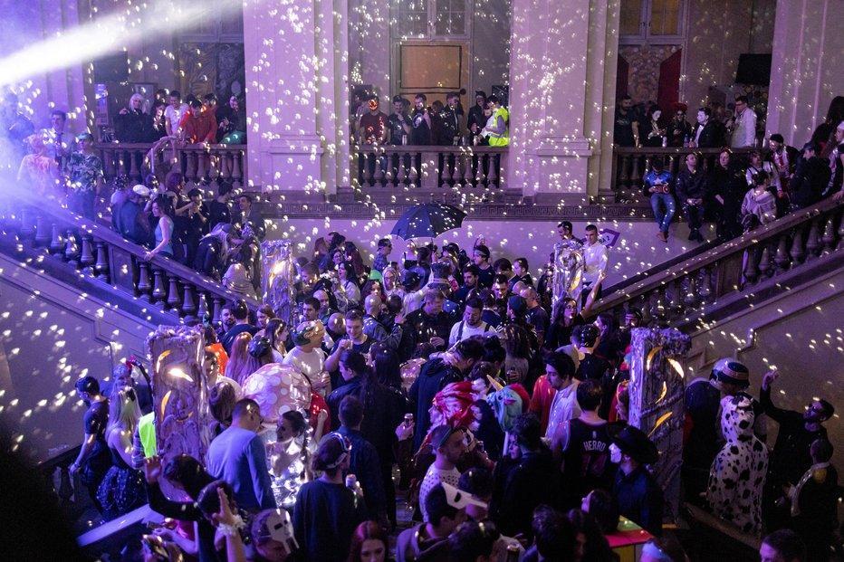 Fotografija: Novoletna zabava konec decembra v Beogradu. FOTO: Marko Djurica, Reuters
