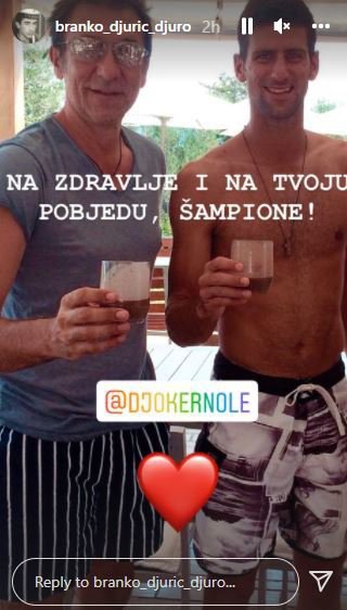 Branko Đurić Đuro takole podpira Novaka Đokovića. FOTO: Zaslonski posnetek
