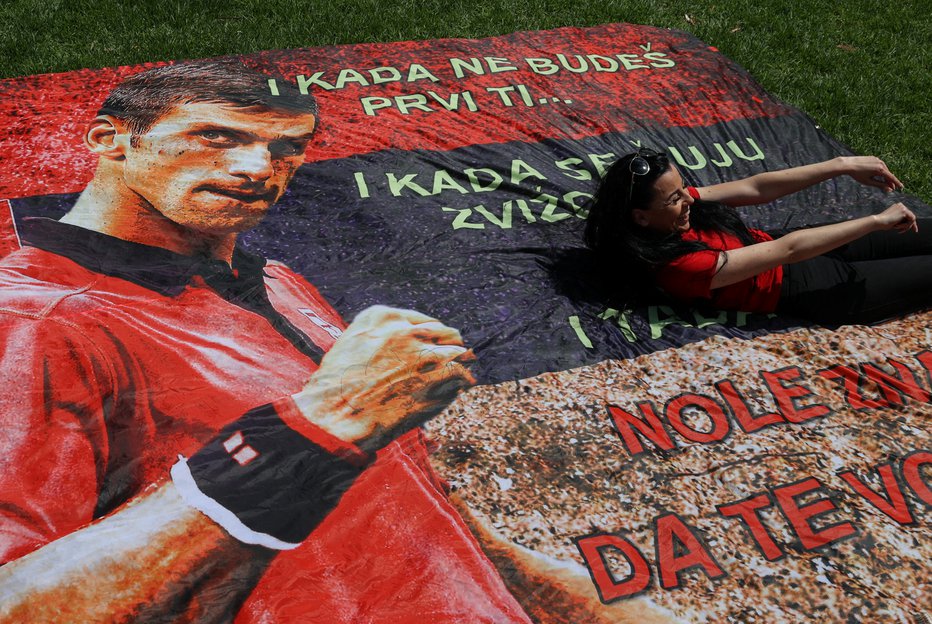 Fotografija: Novaku izkazujejo podporo po vsem svetu. FOTO: Loren Elliott, Reuters

