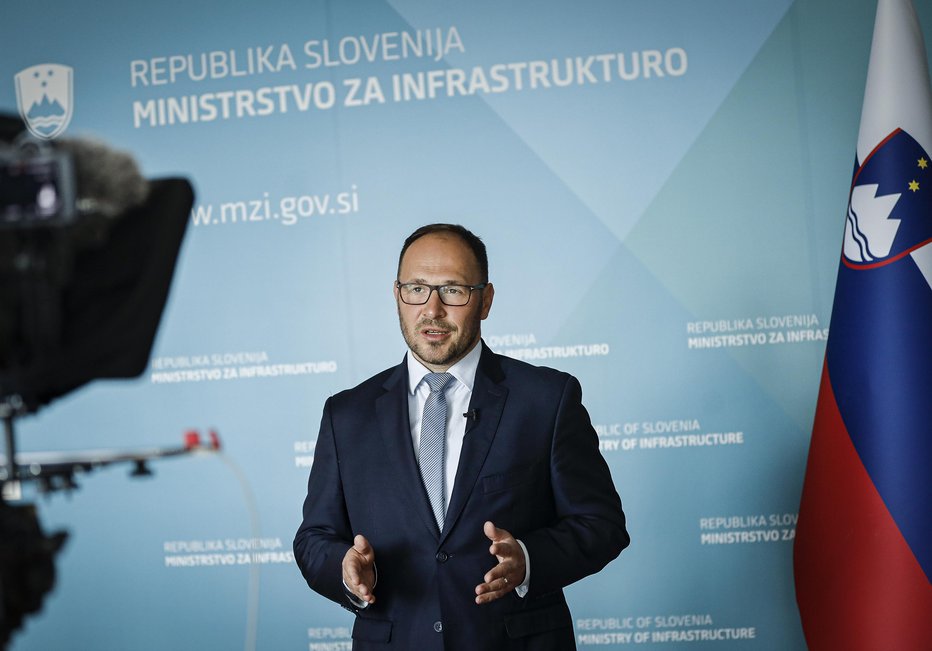 Fotografija: Jernej Vrtovec, minister za infrastrukturo FOTO: Jože Suhadolnik
