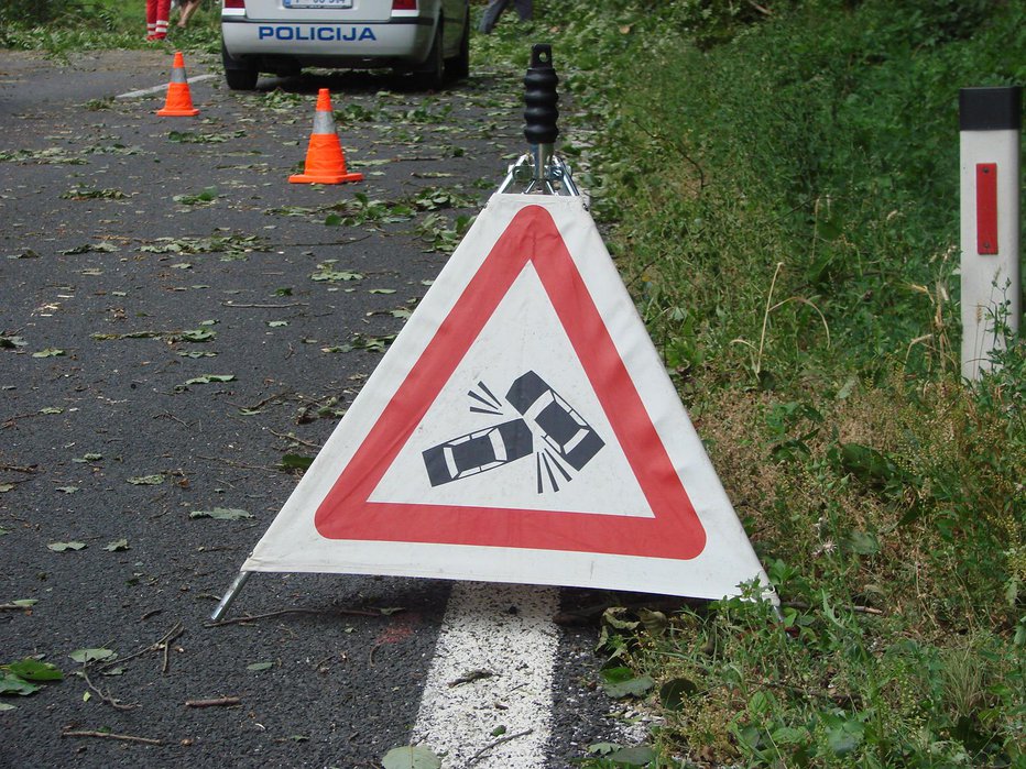 Fotografija: Povzročitelj prometne nesreče je bil voznik hrvaškega avtobusa. FOTO: Bojan Rajšek
