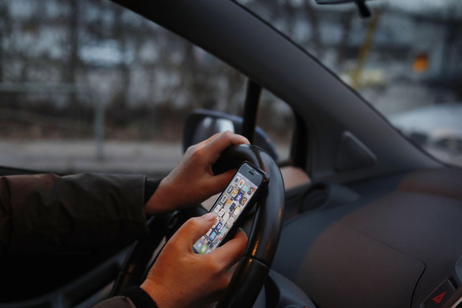 Fotografija: Za volanom ne bodite za ekranom, v prometu ne bodite na spletu, pozivata AVP in policija. FOTO: Leon Vidic/Delo
