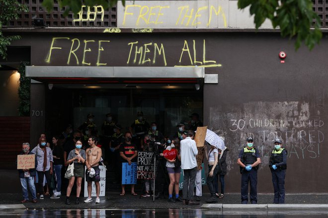 Pred hotelom potekajo protesti. FOTO: Loren Elliott, Reuters
